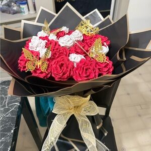 Elegant Red and White Flower Bouquet with Gold Accents
